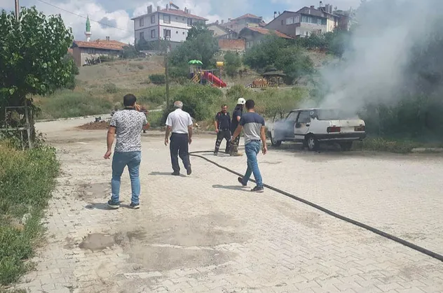 Çorum'da park halindeki araç alev aldı