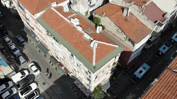 İstanbul'daki 5.8'lik deprem sonrası Kadıköy'deki 5 katlı bina tahliye edildi-4
