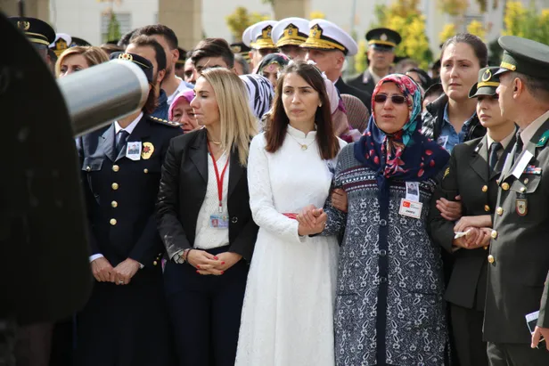 Barış Pınarı Harekatı şehidine acı veda! Nişanlısını gelinlikle son yolculuğa uğurladı-3