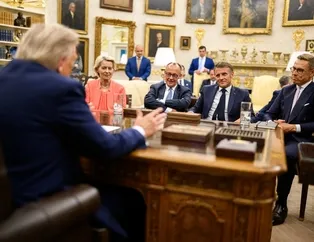 Trump Avrupa liderlerini karşısına dizdi o anlar gündem oldu! Bir de şapka koleksiyonu mesajı