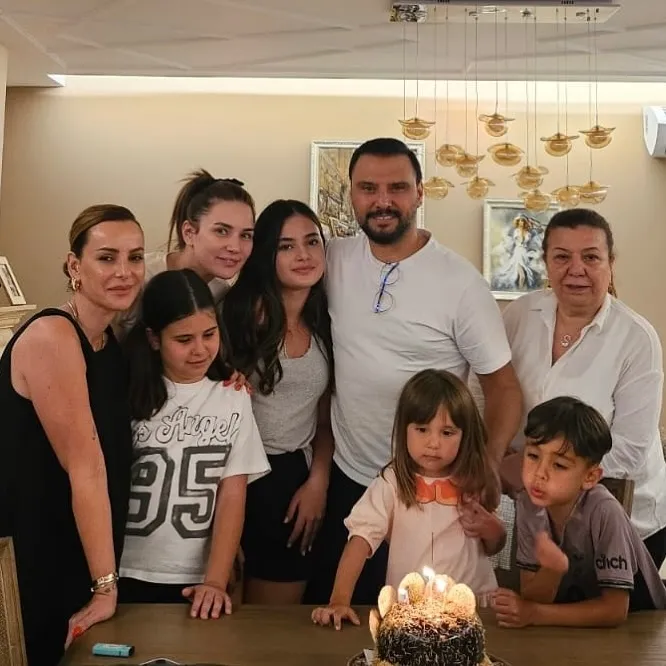 alisanin-ailesinde-takip-krizi-mi-cikti-gercek-baska-1773296160925.jpg Alişan’ın ailesinde kafa karıştıran hamle: Buse Varol ve kayınvalidesi birbirini sildi mi? Gerçek bambaşka...-4