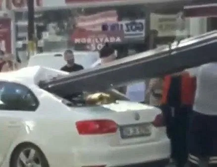 Korkunç olay! Demir çubuklar arka camdan girdi