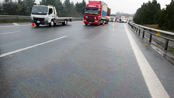 son-dakika-tem-otoyolunda-meydana-gelen-zincirleme-kazada-6-luks-arac-birbirine-girdi-1608025570346.jpg SON DAKİKA: TEM Otoyolu'nda meydana gelen zincirleme kazada 6 lüks araç birbirine girdi-5