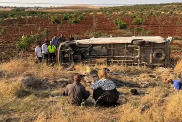 Şanlıurfa'da işçi kazası! Minibüs şarampole yuvarlandı: 22 kişi yaralandı