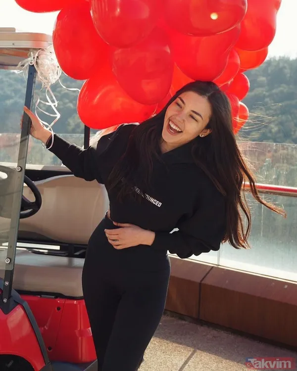 ‘Escort’ açıklamasıyla olay olmuştu! Aygün Aydın dur durak bilmiyor! Süper mini saten geceliğiyle paylaştı gören şaştı kaldı - 5