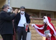 SON DAKİKA: CHP belediyesi Noel Baba kılığına girip hediye dağıttı