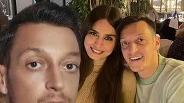 2 çocuk babası Mesut Özil’in minik kızına bakın! Sosyal medyada ilgi odağı oldu! “Babasının kopyası” Amine Gülşe’nin 2 numarası...