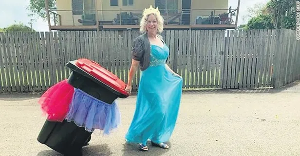Avustralya'da çöp atmaya giden insanlar şık ya da farklı giyinmeye başladı