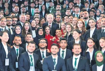 Gençlerimizle el ele yürüyoruz