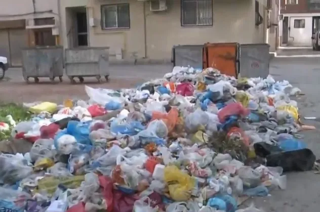 CHP'li belediyede sokakları çöp sardı! Çiğli sokaklarında oluşan çöp yığınları toplanmayı bekliyor
