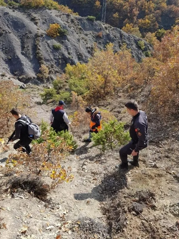 tokat-almusta-ormanlik-alanda-bulunan-insan-kemiklerinin-yakinlarinda-tabanca-ve-canta-8-aydir-kayip-olan-poli-1654595296415.jpg Tokat Almus'ta ormanlık alanda bulunan insan kemiklerinin yakınlarında tabanca ve çanta 8 aydır kayıp olan polis memuru Murat Tüzün'e ait çıktı-5