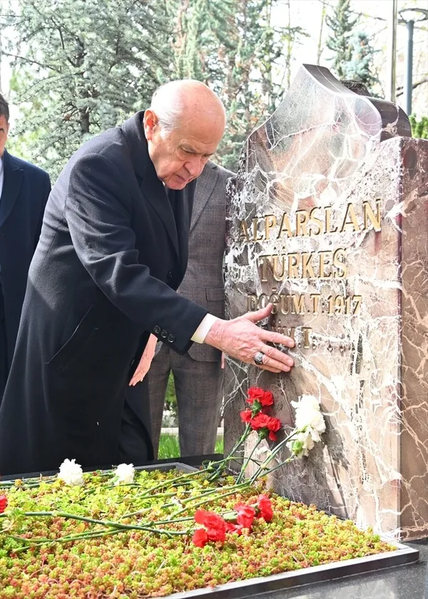 devlet-bahceliden-alparslan-turkesin-kabrine-ziyaret-1680600184578.jpg Devlet Bahçeli'den Alparslan Türkeş'in kabrine ziyaret!-4