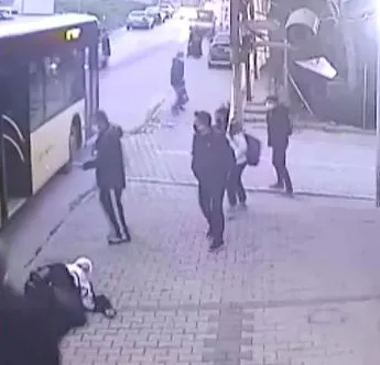 Yine İETT yine skandal! Arıza, şoför magandalığı derken şimdi de bu! Yaşlı kadının inmesini beklemeyince...-2