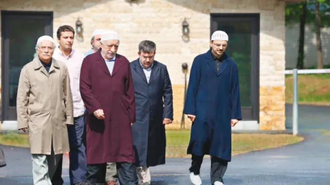 FETÖ'de durdu, kumpasta uçtu