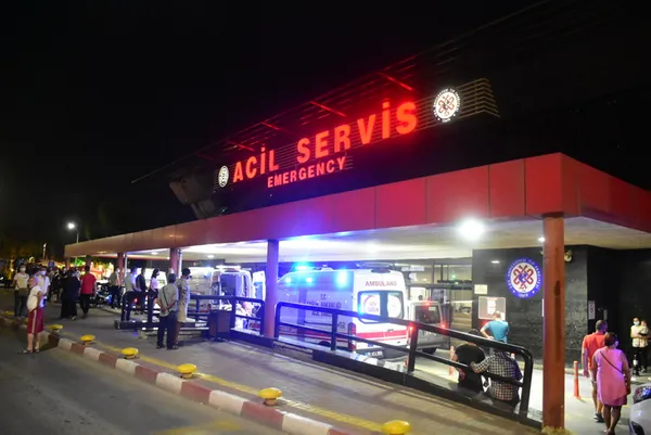 izmirde-hali-sahada-kiz-gibi-top-oynamayin-tartismasi-polis-memuru-tabancayla-bacagindan-vuruldu-1629326023621.jpg İzmir'de halı sahada 'kız gibi top oynamayın' tartışması! Polis memuru tabancayla bacağından vuruldu-4