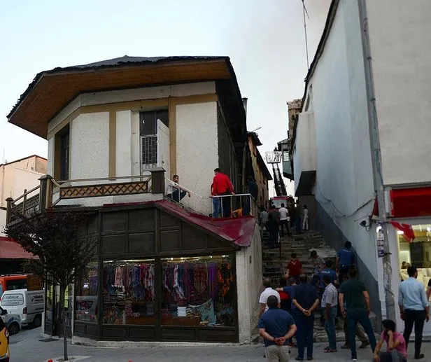 Erzurum'da tarihi ev yandı-1
