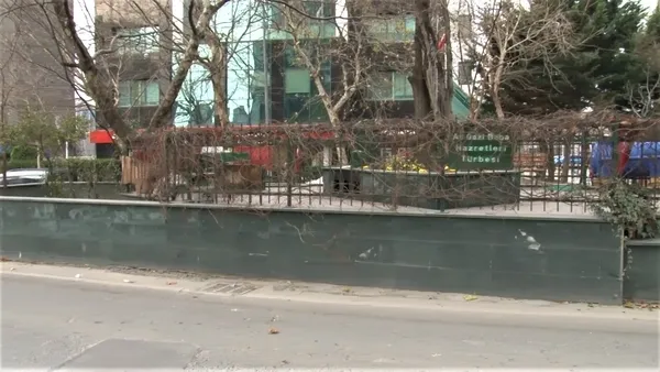 istanbul-atasehirde-caddeyi-ikiye-bolen-turbe-erenkoy-fatihi-ali-gazi-baba-mezarini-goren-sasirip-kaliyor-1641712286130.jpg İstanbul Ataşehir'de caddeyi ikiye bölen türbe! 'Erenköy Fatihi Ali Gazi Baba' mezarını gören şaşırıp kalıyor-5