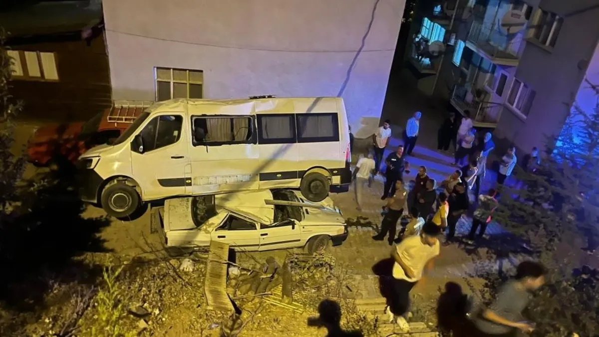 Adana'da akılalmaz kaza | Freni boşalan minibüs otomobilin üzerine düştü