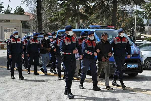 1649277708779.jpg Isparta'da sanayi çetesine operasyon! Şasi numaralarını değiştirerek vurgun yaptılar-1