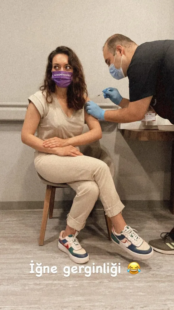 masumlar-apartmaninin-gulbeni-ile-safiyesi-koronavirus-asisi-oldu-ezgi-mola-ve-merve-dizdar-o-anlari-paylasti-1623691964531.jpg