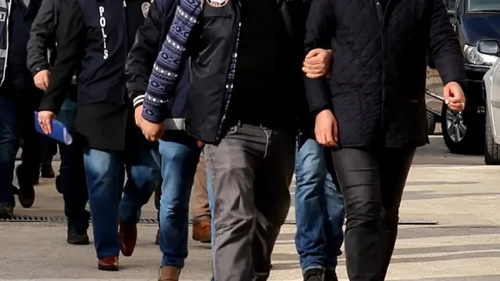 istanbul-merkezli-16-ildeki-dolandiricilik-operasyonu-41-supheli-yakalandi-1705396406734.jpeg İstanbul merkezli 16 ilde "dolandırıcılık" operasyonu: 41 şüpheli yakalandı-2