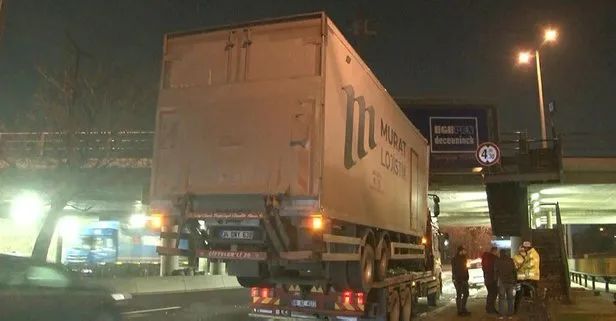 Ankara’da çekicide taşınan kamyon köprüye takıldı