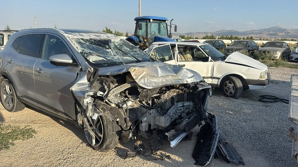 Afyonkarahisar'da iki otomobil çarpıştı: 1 kişi hayatını kaybetti 7 kişi yaralandı