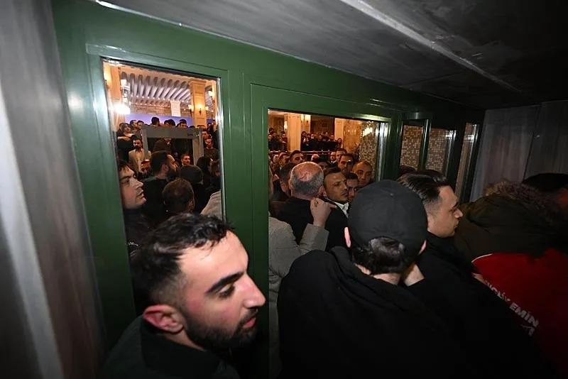 İzinsiz gösteride bazı eylemciler İBB binasına girmeye çalıştı. (AA)