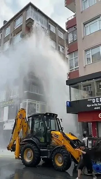 iski-yine-boru-patlatti-sular-gokyuzune-fiskirdi-1660204402022.jpeg