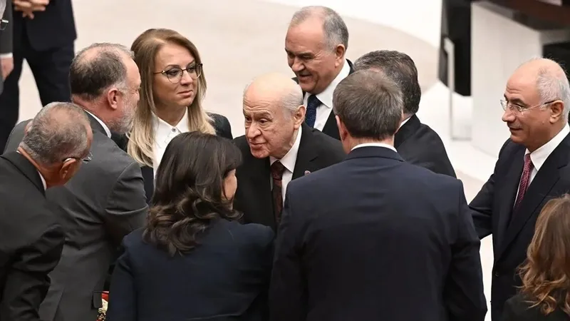 mhp-lideri-devlet-bahceli-isaret-etti-iste-teroristbasi-abdullah-ocalanin-o-sozleri-1729592013336.jpeg Bahçeli DEM'lilerle tokalaştı (1 Ekim, Takvim.com.tr Fotoğraf Arşivi)