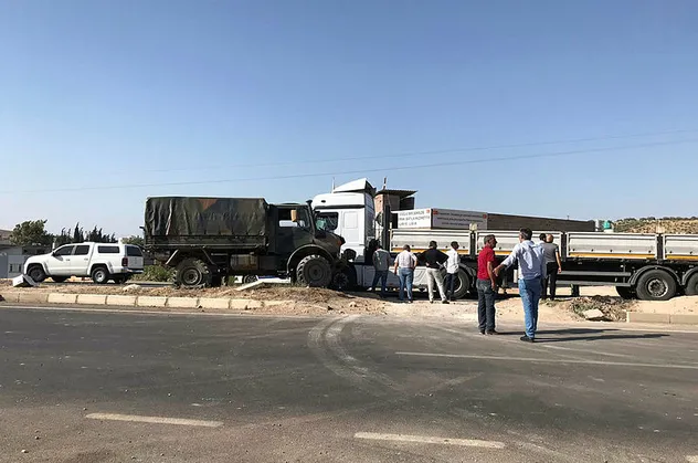 Hatay'da askeri araçla TIR çarpıştı