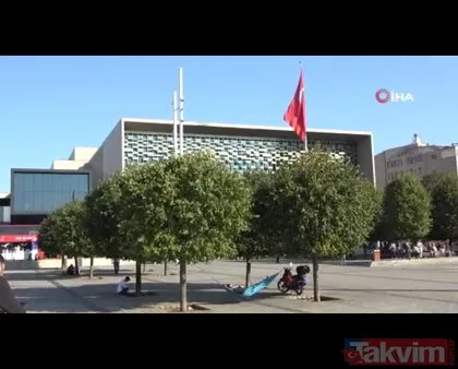 Taksim Meydanı’ndaki turistin rahatlığı kıskandırdı! Hamak kurup sefa sürdü