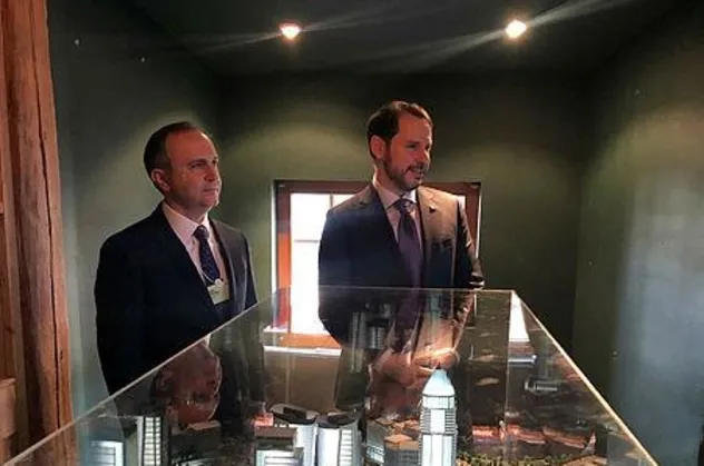 Hazine ve Maliye Bakanı Berat Albayrak, Davos’taki Türk Evi’ni ziyaret etti