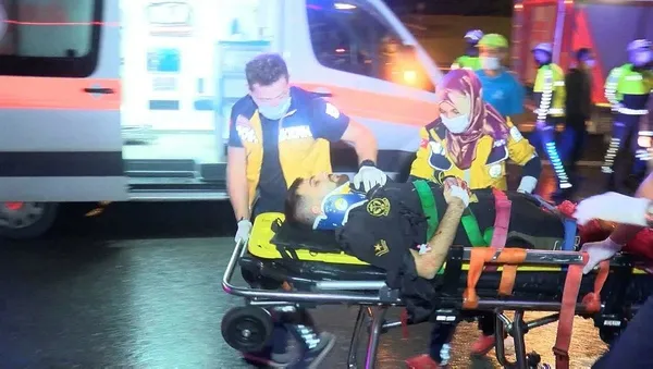 İstanbul Kartal'da bariyerlere çarpan otomobildeki iki kişinin ayakları koptu!-4