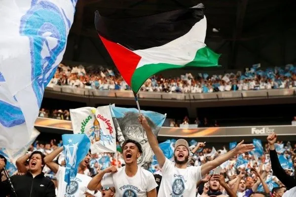 Marsilyalı taraftarlar Filistin bayrakları dalgalandırdı-1