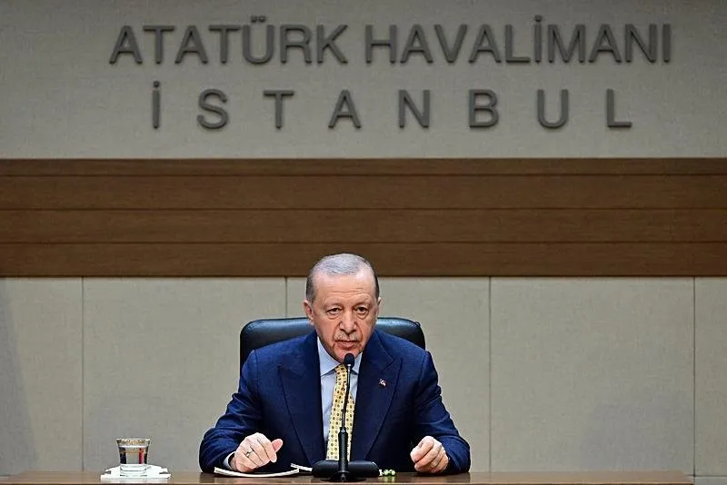 Başkan Recep Tayyip Erdoğan, Malezya, Endonezya ve Pakistan ziyareti öncesi Atatürk Havalimanı'nda basın toplantısı düzenledi. (AA)