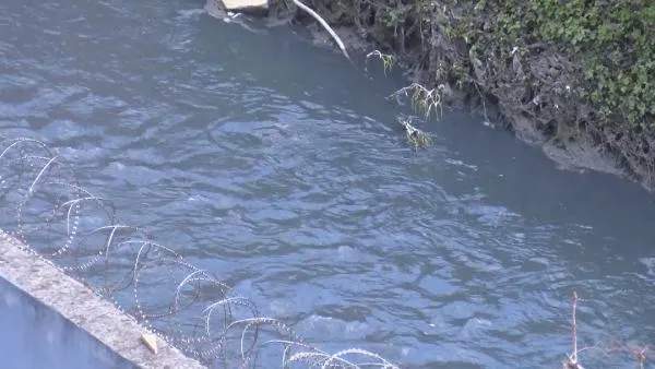 İstanbul'da 4 ilçede alarm! Marmara Denizi'ne dökülen Ayamama Deresi mavi ve siyah akıyor-5