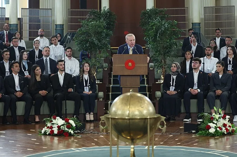 turkiye-yuzyili-kapsaminda-genclerle-kol-kola-baskan-erdogan-hepinize-parlak-gelecek-diliyorum-1779220031826.jpeg Türkiye Yüzyılı kapsamında gençlerle kol kola! Başkan Erdoğan: Hepinize parlak gelecek diliyorum-3