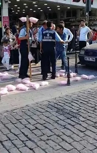 Zabıta el koyduğu pamuk şekerleri ezdi