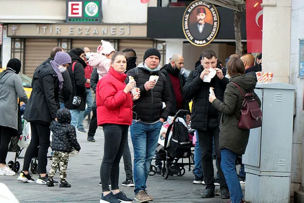 kisitlamanin-bitmesiyle-istiklal-caddesinde-yogunluk-umarsiz-vatandaslar-bufe-onlerinde-kuyruk-olustu-1606054554136.jpg