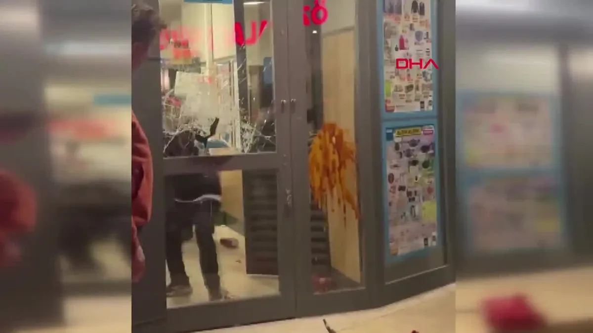 Hırsızlar markete kilitlendi!