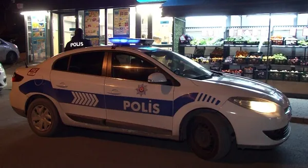 markete-giren-maskeli-hirsizlar-kasiyeri-rehin-aldi-1639083546618.jpg Markete giren maskeli hırsızlar kasiyeri rehin aldı-2