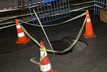 Gaziosmanpaşa’da yağış yolu çökertti: Sokak trafiğe kapatıldı