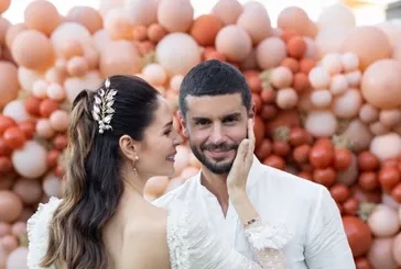 Doğuma sayılı günler kaldı! Yıldız Çağrı Atiksoy ve Berk Oktay’dan aşk pozu! O fotoğrafa beğeni yağdı...