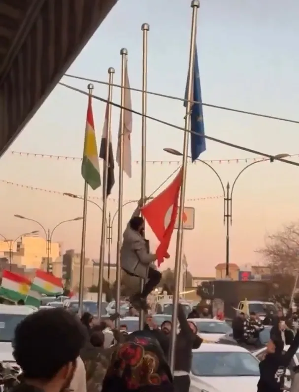 kuzu-postundaki-cakal-terore-dalkavukluk-yapiyor-suriyeye-sokulan-pkklilar-ve-ypg-safindaki-pesmergeler-ankara-1769091075072.jpeg Kuzu postundaki çakal teröre dalkavukluk yapıyor! Suriye'ye sokulan PKK'lılar ve YPG safındaki peşmergeler | Ankara Barzani'yi not etti-4