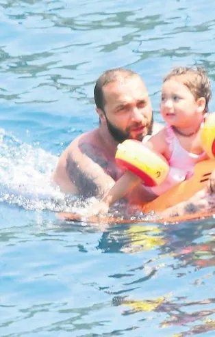 Şarkıcı Berkay Bodrum tatilinde kızı Arya ile keyif yaptı