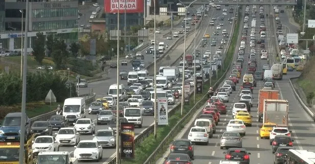 Yola çıkacaklar bir kez daha düşünsün! İstanbul’da trafik yoğunluğu yüzde 74!
