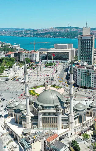 Taksim Camii'ne turistlerden yoğun ilgi