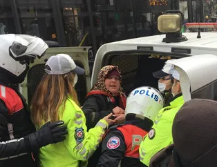 Maskesiz bir şekilde bankaya girmek isteyen anne-kız pes dedirtti! Polise 40 dakika direndiler