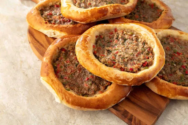 masterchef-pide-tarifleri-bafra-nazilli-konya-bicak-arasi-cicirya-civikli-pide-nasil-yapilir-masterchef-pide-t-1696962721486.jpg